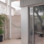 Světlo, soukromí a zahrada: Atelier Ose mění skromný dům v otevřený domov. Foto: Vladimir Jamet Světlo, soukromí a zahrada: Atelier Ose mění skromný dům v otevřený domov. Foto: Vladimir Jamet