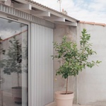 Světlo, soukromí a zahrada: Atelier Ose mění skromný dům v otevřený domov. Foto: Vladimir Jamet Světlo, soukromí a zahrada: Atelier Ose mění skromný dům v otevřený domov. Foto: Vladimir Jamet