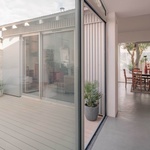 Světlo, soukromí a zahrada: Atelier Ose mění skromný dům v otevřený domov. Foto: Vladimir Jamet Světlo, soukromí a zahrada: Atelier Ose mění skromný dům v otevřený domov. Foto: Vladimir Jamet