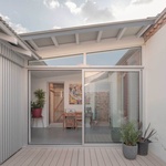 Světlo, soukromí a zahrada: Atelier Ose mění skromný dům v otevřený domov. Foto: Vladimir Jamet Světlo, soukromí a zahrada: Atelier Ose mění skromný dům v otevřený domov. Foto: Vladimir Jamet