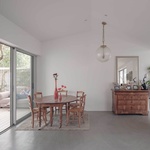 Světlo, soukromí a zahrada: Atelier Ose mění skromný dům v otevřený domov. Foto: Vladimir Jamet Světlo, soukromí a zahrada: Atelier Ose mění skromný dům v otevřený domov. Foto: Vladimir Jamet