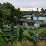 Průhled zahradou ke kavárně a zázemí. Foto: Radek Úlehla