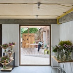 Interiér zázemí, průhled na posezení. Foto: Radek Úlehla