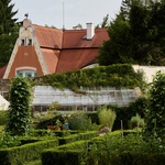 Průhled zahradou. Foto: Radek Úlehla