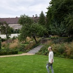 Průhled zahradou. Foto: Radek Úlehla