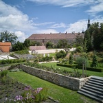 Průhled zahradou na františkánský klášter. Foto: Radek Úlehla