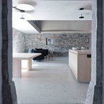 Revitalizace se tak stává aktem mezigenerační kontinuity, který ukotvuje současný život. Dům dnes funguje jako soukromé útočiště i jako symbolické znovu-zakotvení v rodové vesnici. Foto: J. Martinic Revitalizace se tak stává aktem mezigenerační kontinuity, který ukotvuje současný život. Dům dnes funguje jako soukromé útočiště i jako symbolické znovu-zakotvení v rodové vesnici. Foto: J. Martinic