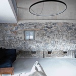 Střechy zatížené tradičními taškami korci byly pečlivě obnoveny, kamenné zdi opraveny a ponechány pohledové, dřevěné okenice zrestaurovány. Interiéry prošly jen nezbytnými úpravami, které zajišťují komfort a energetickou efektivitu bez nadbytečných zásahů. Foto: J. Martinic Střechy zatížené tradičními taškami korci byly pečlivě obnoveny, kamenné zdi opraveny a ponechány pohledové, dřevěné okenice zrestaurovány. Interiéry prošly jen nezbytnými úpravami, které zajišťují komfort a energetickou efektivitu bez nadbytečných zásahů. Foto: J. Martinic