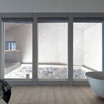 Dům v Avber se stává modelem toho, jak mohou krasové domy i venkovské dědictví obecně zůstat živými, vyvíjejícími se obydlími, zakořeněnými v krajině a paměti, a přesto otevřenými současnému způsobu života. Foto: J. Martinic Dům v Avber se stává modelem toho, jak mohou krasové domy i venkovské dědictví obecně zůstat živými, vyvíjejícími se obydlími, zakořeněnými v krajině a paměti, a přesto otevřenými současnému způsobu života. Foto: J. Martinic