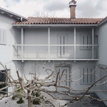 Návrh s přesností a respektem přetváří charakteristické prvky krasové architektury. Jeho srdcem je borjač, uzavřený dvůr, který kdysi chránil rodiny, hospodářská zvířata i úrodu před větrem a vytvářel mikroklima pro každodenní život. Foto: J. Martinic Návrh s přesností a respektem přetváří charakteristické prvky krasové architektury. Jeho srdcem je borjač, uzavřený dvůr, který kdysi chránil rodiny, hospodářská zvířata i úrodu před větrem a vytvářel mikroklima pro každodenní život. Foto: J. Martinic