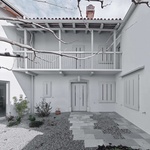 Další prvky, jako horní pavlač zvaná gank, kamenné zdi, dřevěné okenice škure a těžké střešní tašky korci, jsou obnoveny a citlivě reinterpretovány. Foto: J. Martinic Další prvky, jako horní pavlač zvaná gank, kamenné zdi, dřevěné okenice škure a těžké střešní tašky korci, jsou obnoveny a citlivě reinterpretovány. Foto: J. Martinic