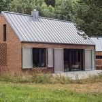 Bydlení pro muže, který sázel stromy. Polský lesní dům korunuje čtvrtstoletí krásné práce Bydlení pro muže, který sázel stromy. Polský lesní dům korunuje čtvrtstoletí krásné práce