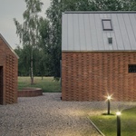 Bydlení pro muže, který sázel stromy. Polský lesní dům korunuje čtvrtstoletí krásné práce Bydlení pro muže, který sázel stromy. Polský lesní dům korunuje čtvrtstoletí krásné práce