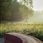 Bydlení pro muže, který sázel stromy. Polský lesní dům korunuje čtvrtstoletí krásné práce Bydlení pro muže, který sázel stromy. Polský lesní dům korunuje čtvrtstoletí krásné práce