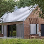 Bydlení pro muže, který sázel stromy. Polský lesní dům korunuje čtvrtstoletí krásné práce Bydlení pro muže, který sázel stromy. Polský lesní dům korunuje čtvrtstoletí krásné práce