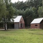 Bydlení pro muže, který sázel stromy. Polský lesní dům korunuje čtvrtstoletí krásné práce Bydlení pro muže, který sázel stromy. Polský lesní dům korunuje čtvrtstoletí krásné práce