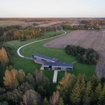 Co se tu odehrává? V krátkosti, bourají se tu stereotypy. Skutečnost, že stavba typicky zemědělsko-hospodářského vzhledu a proporcí, slouží docela jinému praktickému účelu. Těch změn proti zažitým konvencím je tu ale víc. Foto: Lukas Mykolaitis Co se tu odehrává? V krátkosti, bourají se tu stereotypy. Skutečnost, že stavba typicky zemědělsko-hospodářského vzhledu a proporcí, slouží docela jinému praktickému účelu. Těch změn proti zažitým konvencím je tu ale víc. Foto: Lukas Mykolaitis