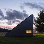 Západní část budovy je však navržena v lidském měřítku. Zde vede samostatný vchod do prostor, které přesahují koncept typického skladu. Navržené pomocné místnosti a mezipatro vytvářejí skutečně univerzální prostor. Foto: Lukas Mykolaitis Západní část budovy je však navržena v lidském měřítku. Zde vede samostatný vchod do prostor, které přesahují koncept typického skladu. Navržené pomocné místnosti a mezipatro vytvářejí skutečně univerzální prostor. Foto: Lukas Mykolaitis