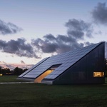 Ale v případě potřeby se může velmi pohotově proměnit. Pak se stává plnohodnotným obytným prostorem pro hosty, kterým nabízí příkladně pohodlné ubytování. S hezkým výhledem do přírody. Foto: Lukas Mykolaitis Ale v případě potřeby se může velmi pohotově proměnit. Pak se stává plnohodnotným obytným prostorem pro hosty, kterým nabízí příkladně pohodlné ubytování. S hezkým výhledem do přírody. Foto: Lukas Mykolaitis