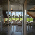 Charakter interiéru je utvářen konstrukcemi z odhaleného lepeného dřeva (třída GL28h). Masivní dřevěné rámy dodávají prostoru rytmus a teplo, které změkčují industriální chlad leštěných betonových podlah. Foto: Lukas Mykolaitis Charakter interiéru je utvářen konstrukcemi z odhaleného lepeného dřeva (třída GL28h). Masivní dřevěné rámy dodávají prostoru rytmus a teplo, které změkčují industriální chlad leštěných betonových podlah. Foto: Lukas Mykolaitis