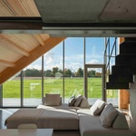 Toto duo materiálů vytváří estetiku podobnou loftu – prostor je dostatečně odolný pro práci, ale zároveň dostatečně kultivovaný pro relaxaci. Foto: Lukas Mykolaitis Toto duo materiálů vytváří estetiku podobnou loftu – prostor je dostatečně odolný pro práci, ale zároveň dostatečně kultivovaný pro relaxaci. Foto: Lukas Mykolaitis