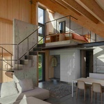 Aby byla budova vhodná nejen pro objekty, ale i pro lidi, je přirozené světlo zásadní. Velká prosklená vitrína v západní fasádě rámuje západy slunce. Foto: Lukas Mykolaitis Aby byla budova vhodná nejen pro objekty, ale i pro lidi, je přirozené světlo zásadní. Velká prosklená vitrína v západní fasádě rámuje západy slunce. Foto: Lukas Mykolaitis