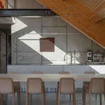 Nejvýraznější prvek – střešní okno, které přechází do vertikálního okna na severní fasádě – zajišťuje, že jsou osvětleny i ty nejhlubší rohy budovy. Díky tomu mezipatro nepůsobí jako půda, ale jako prostorná observatoř. Foto: Lukas Mykolaitis Nejvýraznější prvek – střešní okno, které přechází do vertikálního okna na severní fasádě – zajišťuje, že jsou osvětleny i ty nejhlubší rohy budovy. Díky tomu mezipatro nepůsobí jako půda, ale jako prostorná observatoř. Foto: Lukas Mykolaitis