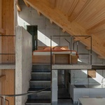 Je o projekt, který majitele nenutí k volbám. Nemusí řešit buď/anebo, vybírat si mezi stodolou a zázemím pro hosty. Ani k tomu, aby měl obojí – protože to získává jedním objektem. Foto: Lukas Mykolaitis Je o projekt, který majitele nenutí k volbám. Nemusí řešit buď/anebo, vybírat si mezi stodolou a zázemím pro hosty. Ani k tomu, aby měl obojí – protože to získává jedním objektem. Foto: Lukas Mykolaitis