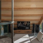 Tahle Jauja funguje obojetně. Tedy, na mnoho způsobů. Může být i kanceláří, ateliérem. Tím, co je zrovna zapotřebí. A přitom pořád zůstává, slouží jako stodola. Foto: Lukas Mykolaitis Tahle Jauja funguje obojetně. Tedy, na mnoho způsobů. Může být i kanceláří, ateliérem. Tím, co je zrovna zapotřebí. A přitom pořád zůstává, slouží jako stodola. Foto: Lukas Mykolaitis