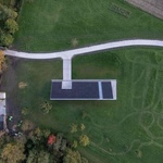 Ve vesnici Utriai představuje architektonická kancelář G. Natkevičius & Partners projekt, kde se pod kovovým „pancířem“ skrývá nejen ono očekávatelné strojní zařízení, ale také útulný prostor uzpůsobený pro ubytování hostů a přenocování. Foto: Lukas Mykolaitis Ve vesnici Utriai představuje architektonická kancelář G. Natkevičius & Partners projekt, kde se pod kovovým „pancířem“ skrývá nejen ono očekávatelné strojní zařízení, ale také útulný prostor uzpůsobený pro ubytování hostů a přenocování. Foto: Lukas Mykolaitis