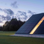 Kovový plášť je první odchylkou od zažitých norem. A kombinovaný plán funkcí, mnohoznačné využití objektu to narušování stereotypů jen dál vynikajícím způsobem posiluje. Foto: Lukas Mykolaitis Kovový plášť je první odchylkou od zažitých norem. A kombinovaný plán funkcí, mnohoznačné využití objektu to narušování stereotypů jen dál vynikajícím způsobem posiluje. Foto: Lukas Mykolaitis