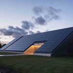 Větší část objemu je věnována „čistému“ skladování – vysokému, otevřenému prostoru přístupnému širokými sekčními vraty, který se dokonale hodí pro stroje nebo větší zemědělské úkoly. Foto: Lukas Mykolaitis Větší část objemu je věnována „čistému“ skladování – vysokému, otevřenému prostoru přístupnému širokými sekčními vraty, který se dokonale hodí pro stroje nebo větší zemědělské úkoly. Foto: Lukas Mykolaitis