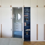 Ložnice 2.NP, průhled na hygienické zařízení. Foto: Radek Úlehla