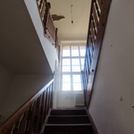 Původní stav, vnitřní schodiště. Zdroj: Atelier Hajný