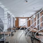 Interiér kavárny 1.NP. Foto: BoysPlayNice