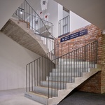 Schodiště mezi 1.NP a 1.PP. Foto: BoysPlayNice