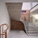 Schodiště mezi 1.NP a 1.PP. Foto: BoysPlayNice