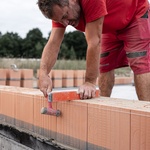 Založení první řady zdiva. Zdroj: Wienerberger s.r.o.