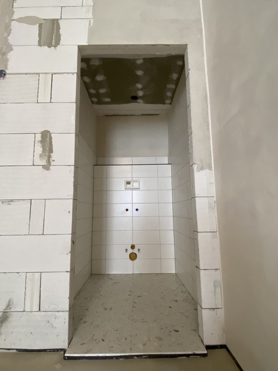 Flexibilní lepidla na keramickou dlažbu a obklady se užívají na zátěžové prostředí (exteriéry, podlahové vytápění atp.). Zdroj: Bralep s.r.o.