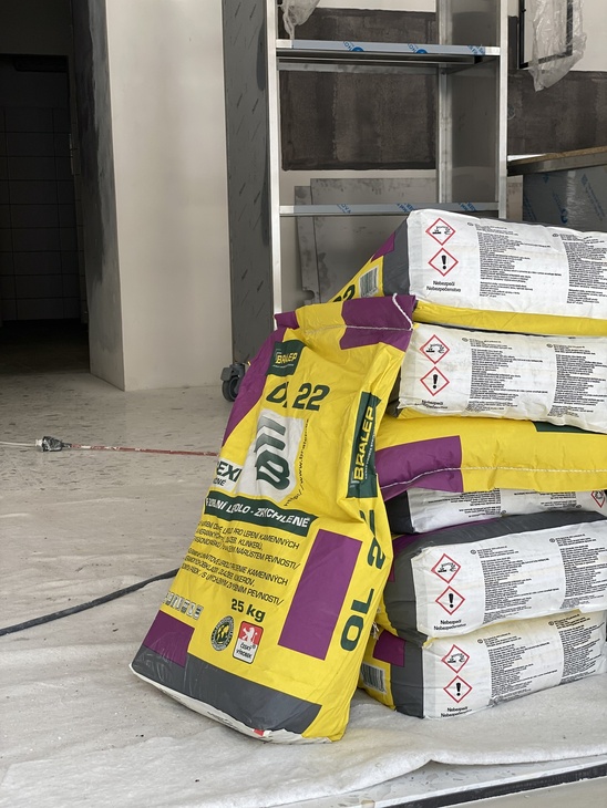 Flexibilní lepidla na keramickou dlažbu a obklady se užívají na zátěžové prostředí (exteriéry, podlahové vytápění atp.). Zdroj: Bralep s.r.o.