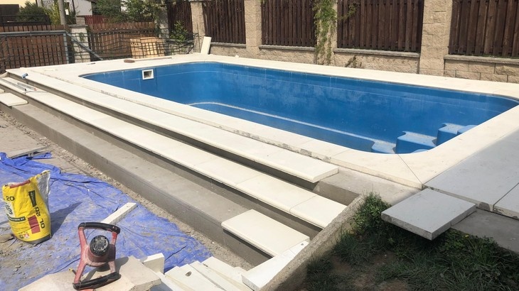 Flexibilní lepidla na keramickou dlažbu a obklady se užívají na zátěžové prostředí (exteriéry, podlahové vytápění atp.). Zdroj: Bralep s.r.o. Flexibilní lepidla na keramickou dlažbu a obklady se užívají na zátěžové prostředí (exteriéry, podlahové vytápění atp.). Zdroj: Bralep s.r.o.