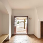 Každá jednotka má vlastní vstup přímo z veřejného prostoru, což podporuje jasnou orientaci a pocit osobního vlastnictví. Dispozice domů jsou organizovány tak, aby obytné prostory směřovaly do klidnější části směrem k zahradě, zatímco servisní zóny se orientují do ulice. Foto: Carmo Oliveira