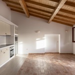 Interiéry jsou navrženy s důrazem na maximální přísun denního světla, které proniká skrze velkorysé otvory a propojuje vnitřní a vnější prostředí. Foto: Carmo Oliveira