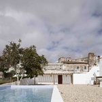 Estetika projektu respektuje místní tradice a využívá typické materiály z regionu Alentejo, jako jsou kámen, vápno a keramika. Tyto materiály nejen odrážejí kulturní identitu oblasti, ale také zajišťují trvanlivost a udržitelnost budov. Foto: Carmo Oliveira