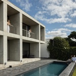 Život v kostce. Casa Rocha se vymyká konvencím. Je to špatně? Foto: Ivo Tavares Studio