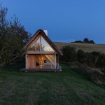 Architekti proto dohlíželi na téměř kompletní rekonstrukci dřevěného letního domu, která si vyžádala výraznou reinterpretaci Meyersových původních návrhů. Foto: Andrea Agatzke