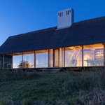 Aby například dosáhli minimalistických posuvných dřevěných oken, spolupracovali s místním řemeslníkem na vývoji kompozitních sloupů na míru z oceli, a nehořlavého materiálu, obaleném v plášti z borovice.  Foto: Andrea Agatzke