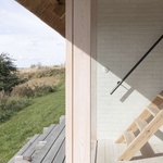 Zdokonalili detaily a přidali vlastní interpretaci přidáním nového zapuštěného objemu. Výsledkem je důkaz síly promyšlené rekonstrukce, která zachovává místo Vejrhøj jako památky dánského architektonického dědictví. Foto: Andrea Agatzke