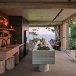 Průhled přes kuchyň 1.NP. Foto: BoysPlayNice