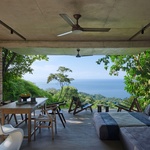 Průhled z kuchyně 1.NP na Pacifik. Foto: BoysPlayNice